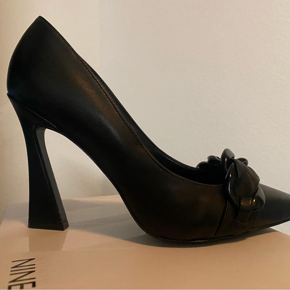 Nine West size 8, black, brand new shoes in box. Never worn.